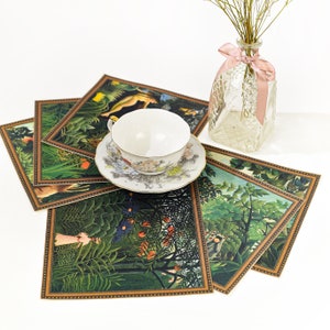 Puede incluir: Un juego de seis manteles individuales cuadrados con un dise&ntilde;o de escena de la jungla, una taza de t&eacute; y un platillo blancos con dise&ntilde;os florales. Tambi&eacute;n hay un jarr&oacute;n de vidrio transparente con flores secas y una cinta rosa.