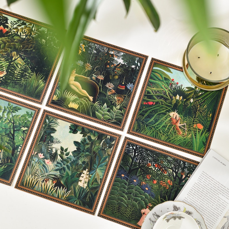 Puede incluir: Juego de seis impresiones art&iacute;sticas cuadradas con escenas de la jungla y un borde marr&oacute;n. Las impresiones muestran exuberante vegetaci&oacute;n, figuras y animales en una paleta de colores vibrantes. Tambi&eacute;n se ven una vela y una revista.