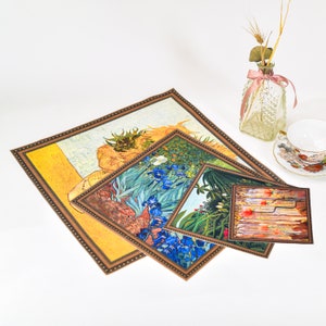 Puede incluir: Un conjunto de cuatro impresiones art&iacute;sticas cuadradas con pinturas famosas, incluyendo girasoles e iris, con marcos decorativos marrones. Las impresiones var&iacute;an en tama&ntilde;o y est&aacute;n dispuestas sobre una superficie blanca. Tambi&eacute;n hay una botella de vidrio decorativa y una taza de t&eacute;.