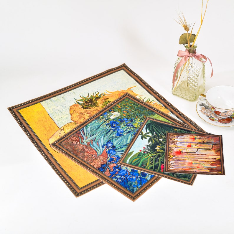 Puede incluir: Un conjunto de cuatro impresiones art&iacute;sticas cuadradas con pinturas famosas, incluyendo girasoles e iris, con marcos decorativos marrones. Las impresiones var&iacute;an en tama&ntilde;o y est&aacute;n dispuestas sobre una superficie blanca. Tambi&eacute;n hay una botella de vidrio decorativa y una taza de t&eacute;.