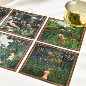 Puede incluir: Juego de seis posavasos cuadrados con ilustraciones de tem&aacute;tica selv&aacute;tica y borde marr&oacute;n. La obra de arte representa exuberante follaje verde, flores y figuras. Un portavasos de metal dorado est&aacute; en la esquina superior derecha.