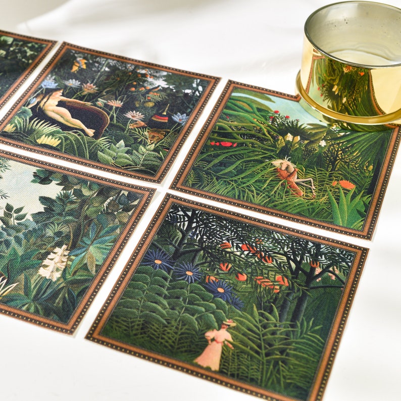 Puede incluir: Juego de seis posavasos cuadrados con ilustraciones de tem&aacute;tica selv&aacute;tica y borde marr&oacute;n. La obra de arte representa exuberante follaje verde, flores y figuras. Un portavasos de metal dorado est&aacute; en la esquina superior derecha.
