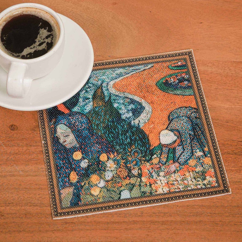Puede incluir: Un posavasos cuadrado con una pintura abstracta colorida de un paisaje con figuras. El posavasos tiene un marco dorado con un borde texturizado.