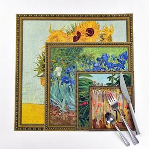 Puede incluir: Cuatro impresiones de arte enmarcadas que representan pinturas famosas de Vincent van Gogh. La impresi&oacute;n m&aacute;s grande muestra un campo de girasoles, la siguiente muestra un campo de iris, la siguiente muestra un campo de flores y la m&aacute;s peque&ntilde;a muestra un campo de tulipanes. Las impresiones est&aacute;n dispuestas en orden descendente de tama&ntilde;o, con la m&aacute;s grande en la parte superior y la m&aacute;s peque&ntilde;a en la parte inferior. Las impresiones est&aacute;n todas en marcos dorados.