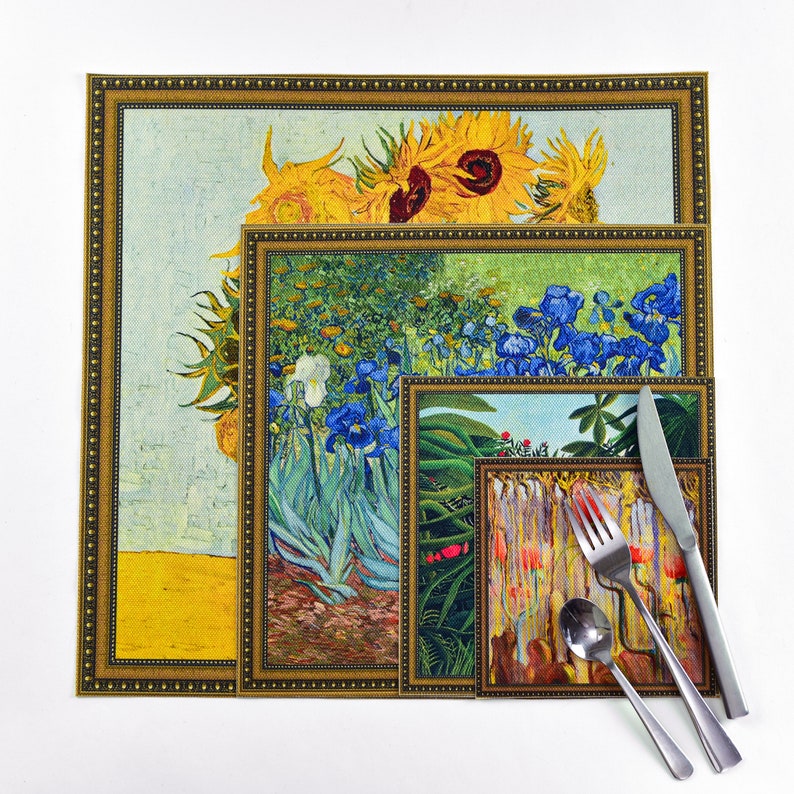 Puede incluir: Cuatro impresiones de arte enmarcadas que representan pinturas famosas de Vincent van Gogh. La impresi&oacute;n m&aacute;s grande muestra un campo de girasoles, la siguiente muestra un campo de iris, la siguiente muestra un campo de flores y la m&aacute;s peque&ntilde;a muestra un campo de tulipanes. Las impresiones est&aacute;n dispuestas en orden descendente de tama&ntilde;o, con la m&aacute;s grande en la parte superior y la m&aacute;s peque&ntilde;a en la parte inferior. Las impresiones est&aacute;n todas en marcos dorados.