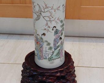 Antique Chinese vase with Garden scene