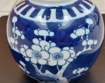 中国製の梅の花瓶。青と白のヴィンテージ中国製。コレクターズアイテム