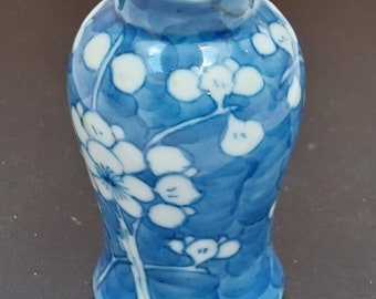 中国製の梅の花瓶。青と白のヴィンテージ中国製。コレクターズアイテム