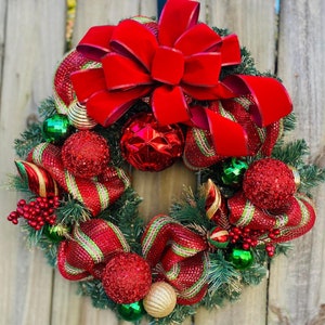 Christmas Wreath, Christmas Decorations, Traditional Christmas colors, Holiday Wreath, Holiday Decorations, Chrismas, Classic Christmas