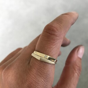 Delicado anillo asimétrico de oro de 14 quilates
