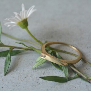 Anillo delicado de oro de 14 k con diamantes para mujer