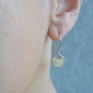 Braut Ohrringe, baumeln Ohrringe, solide 14k Gold Ohrringe, 14k Gold Ohrringe, Solid gold Ohrringe, gehämmerte Gold Ohrringe, elegante Ohrringe