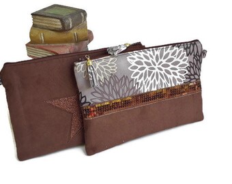 Pochette trousse boho chic double face suédine marron tissu satiné fleur étoile et paillettes bronze.