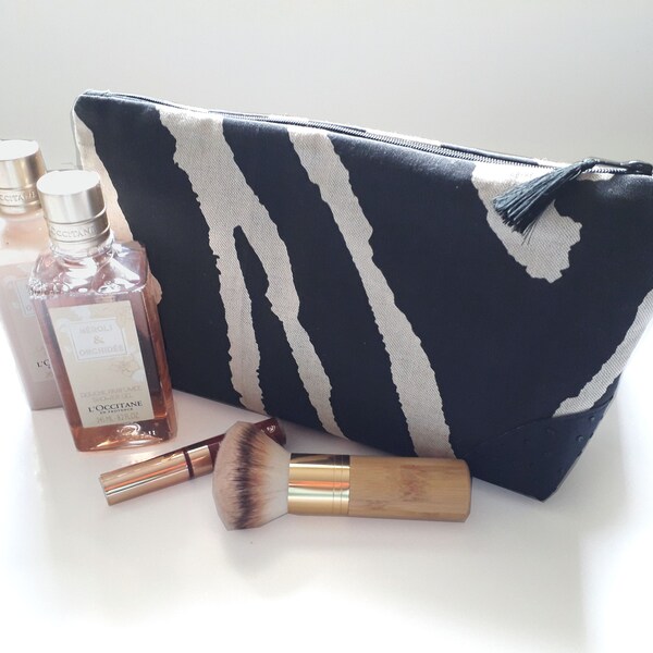 Toilet bag or make-up in canvas zebra. Angles imitation leather.