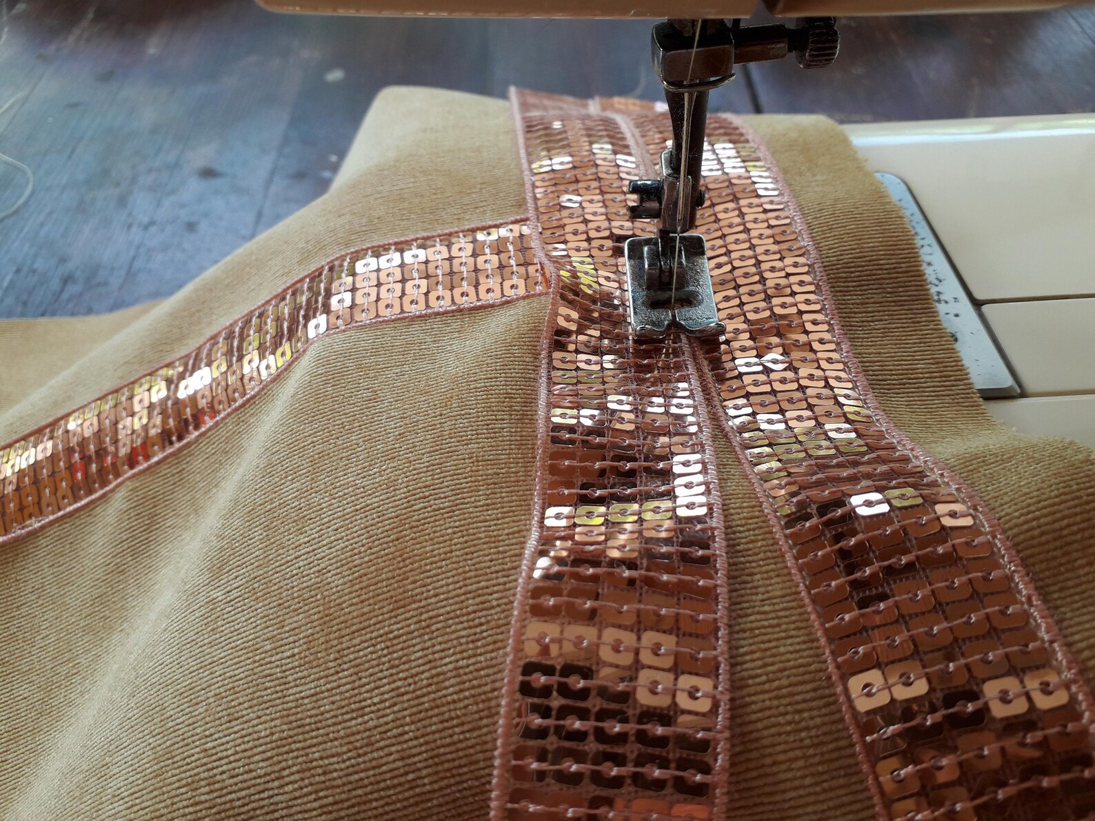 Sac cabas ?� paillettes fa?�on Vanessa Bruno en velours camel. - Etsy France