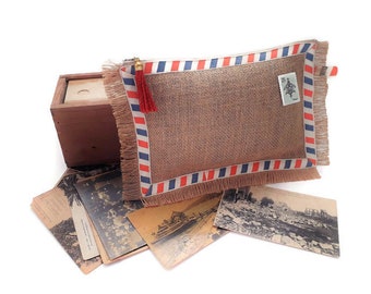 Pochette trousse ethnique boho chic naturel. Sacoche toile de jute avec frange. Carte postale.