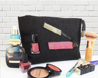 Grande trousse de toilette ou maquillage multi poches en jean. Applications vernis à ongle et mascara strass.