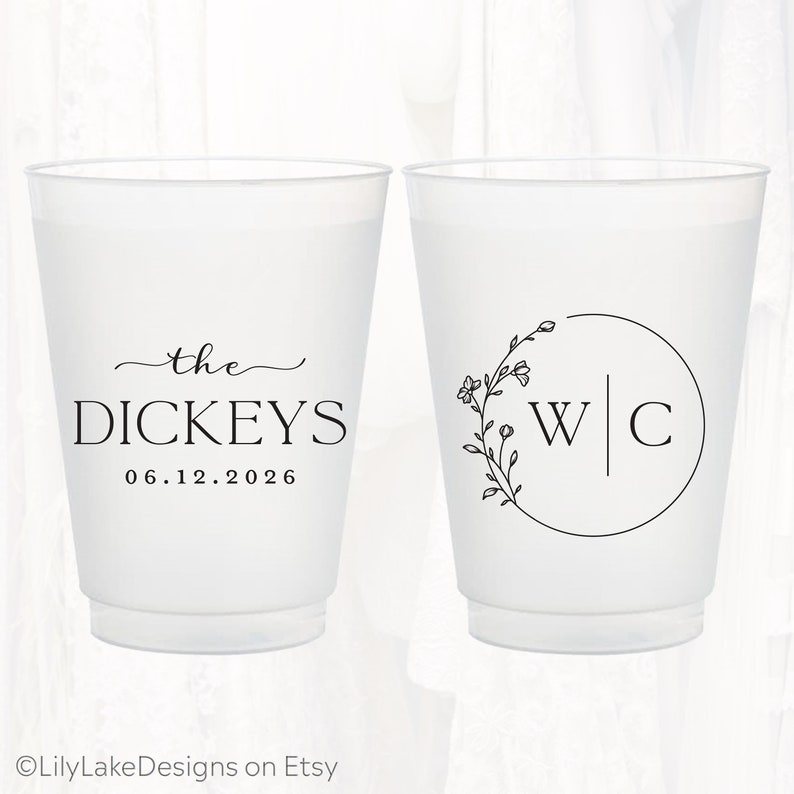 Pu&ograve; includere: Due bicchieri in plastica satinata con disegni stampati in nero. Un bicchiere mostra il testo the DICKEYS e la data 06.12.2026. L'altro presenta una cornice circolare con un ramo floreale sul lato sinistro e le lettere W e C separate.