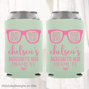 K&ouml;nnte beinhalten: Zwei gr&uuml;ne und wei&szlig;e Getr&auml;nkedosenk&uuml;hler mit rosa Text und einer rosa Sonnenbrillengrafik. Der Text lautet "sun, and a in my sand drink hand chelsea's bachelorette bash miami, fl".