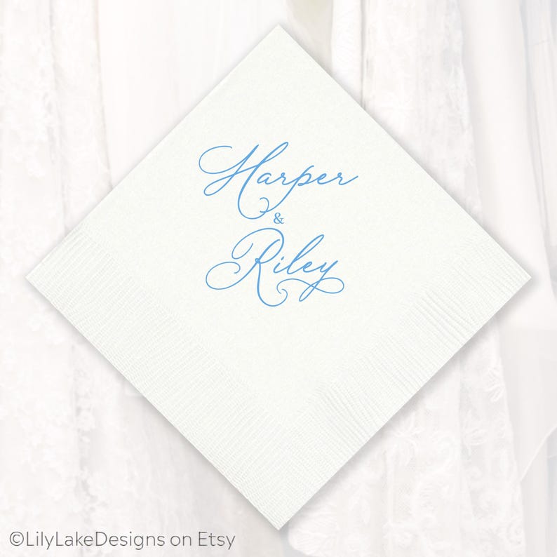 Puede incluir: Servilleta cuadrada blanca con los nombres "Harper & Riley" impresos en azul claro. La servilleta tiene una superficie texturizada, ideal para una boda o evento especial.
