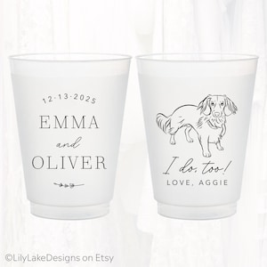 Pu&ograve; includere: Due bicchieri di plastica smerigliata. Un bicchiere ha il testo nero "12.13.2025, EMMA and OLIVER". L'altro bicchiere ha un disegno a tratto nero di un cane e il testo "I do, too! LOVE, AGGIE".