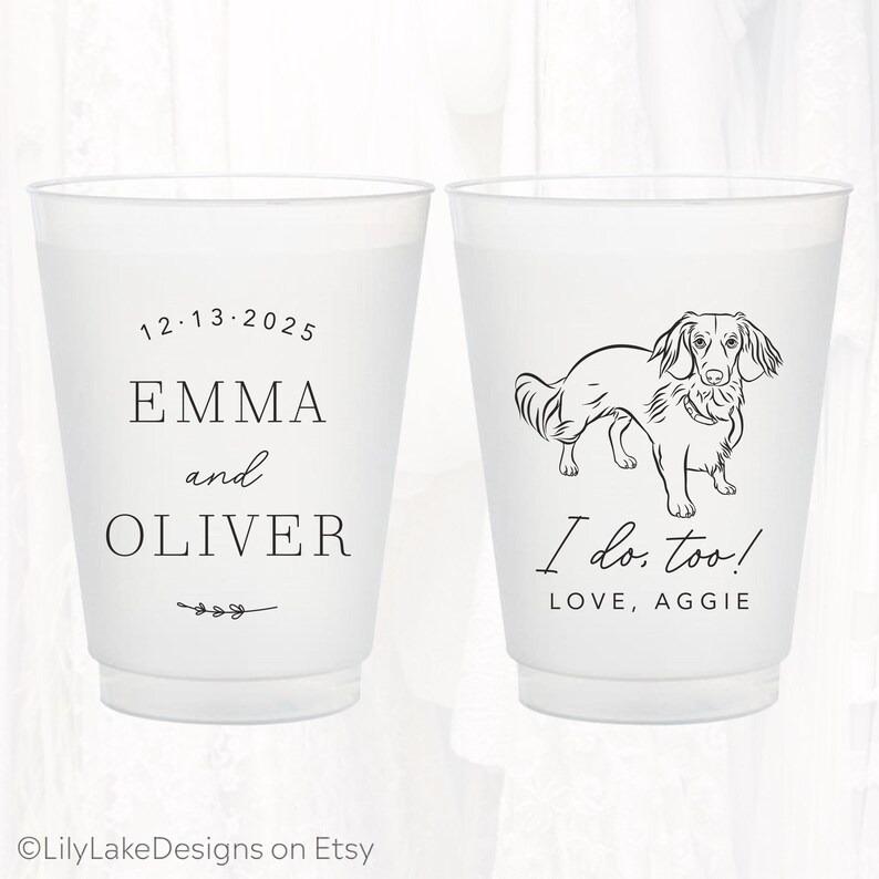 Pu&ograve; includere: Due bicchieri di plastica smerigliata. Un bicchiere ha il testo nero "12.13.2025, EMMA and OLIVER". L'altro bicchiere ha un disegno a tratto nero di un cane e il testo "I do, too! LOVE, AGGIE".