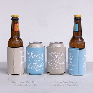 Puede incluir: Dos juegos de enfriadores de bebidas, uno en color beige claro y el otro en color azul claro. El enfriador beige tiene el texto "Austin" en &eacute;l. El enfriador azul tiene el texto "Cheers to the Kelleys!" en &eacute;l. El otro enfriador azul tiene el texto "Stacey & Alex Radford 08-26-21" en &eacute;l. Los enfriadores est&aacute;n hechos de neopreno y espuma.