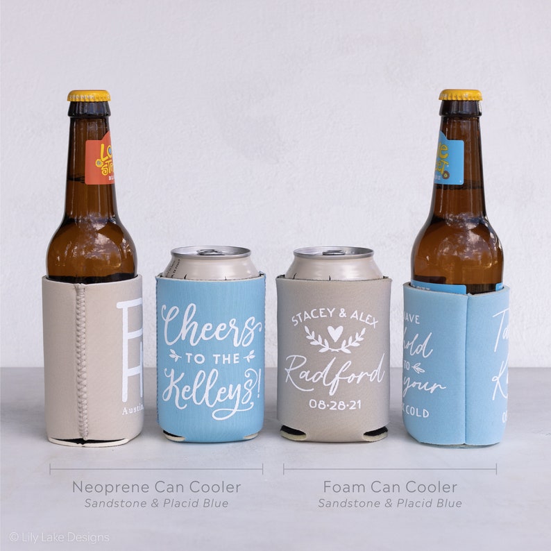 Puede incluir: Dos juegos de enfriadores de bebidas, uno en color beige claro y el otro en color azul claro. El enfriador beige tiene el texto "Austin" en &eacute;l. El enfriador azul tiene el texto "Cheers to the Kelleys!" en &eacute;l. El otro enfriador azul tiene el texto "Stacey & Alex Radford 08-26-21" en &eacute;l. Los enfriadores est&aacute;n hechos de neopreno y espuma.