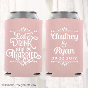 Puede incluir: Dos enfriadores de latas rosas con texto blanco. Un enfriador dice "Eat Drink and be Married" y el otro dice "Audrey & Ryan 09.22.2019".