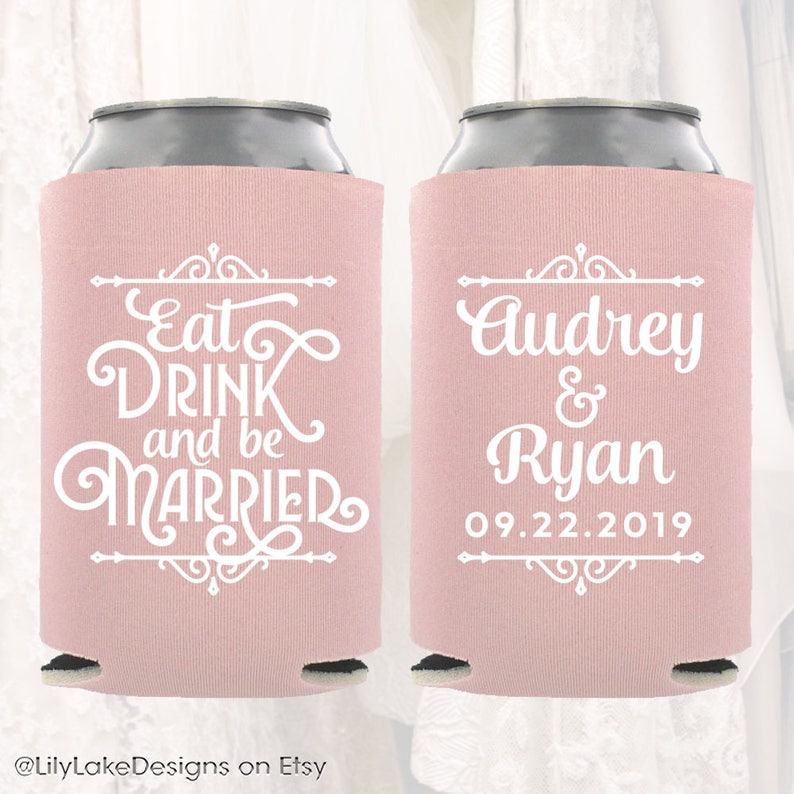 Puede incluir: Dos enfriadores de latas rosas con texto blanco. Un enfriador dice "Eat Drink and be Married" y el otro dice "Audrey & Ryan 09.22.2019".