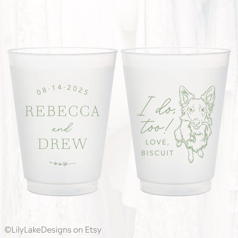 Pu&ograve; includere: Due bicchieri di plastica smerigliata con testo e illustrazioni verdi. Una tazza recita "08.14.2025 REBECCA and DREW". L'altra tazza dice "I do, too! LOVE, BISCUIT" con un'illustrazione di cane. A tema matrimonio.