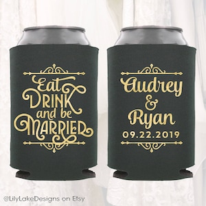 Puede incluir: Dos enfriadores de latas de boda negros y dorados. Un enfriador dice "Eat Drink and be Married" y el otro dice "Audrey & Ryan 09.22.2019".