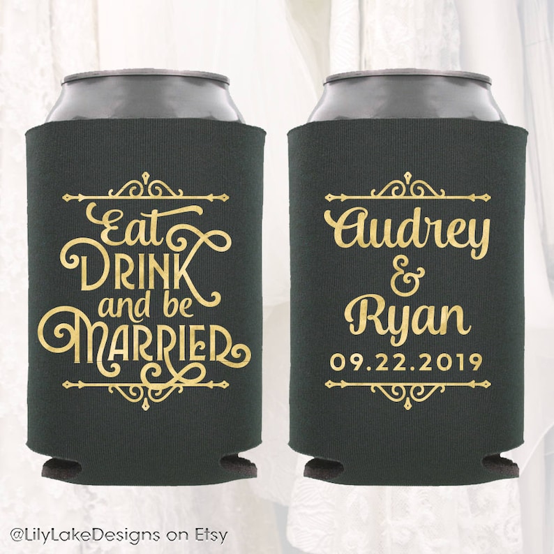 Puede incluir: Dos enfriadores de latas de boda negros y dorados. Un enfriador dice "Eat Drink and be Married" y el otro dice "Audrey & Ryan 09.22.2019".