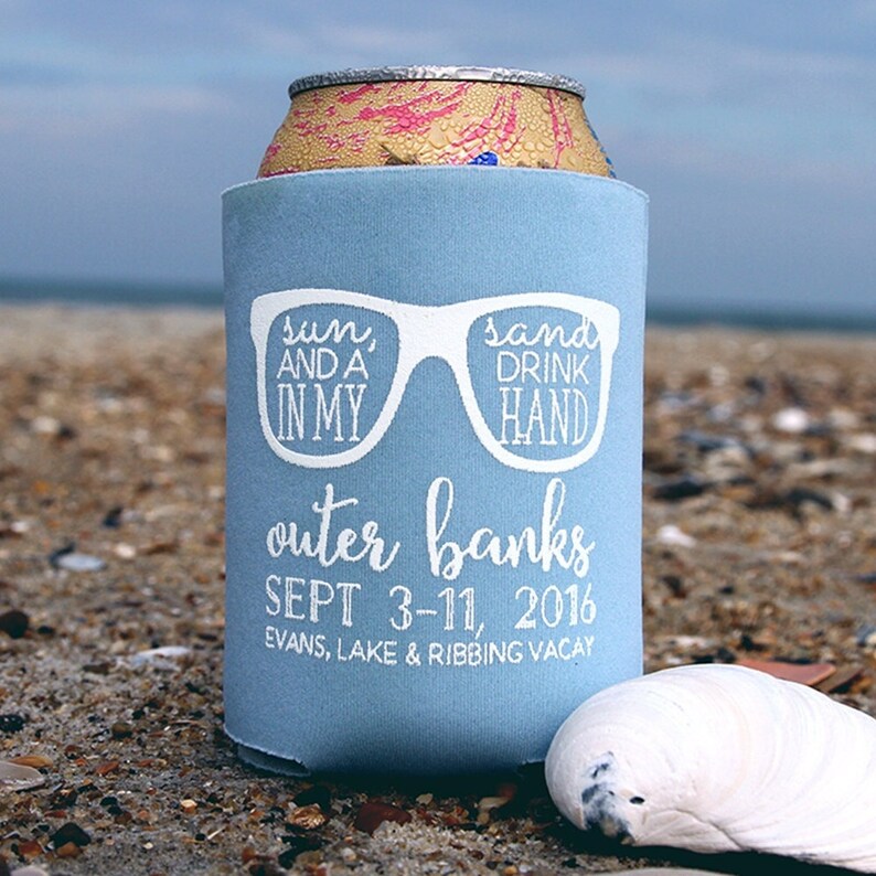 K&ouml;nnte beinhalten: Blaue und wei&szlig;e K&uuml;hlbox mit dem Text "sun, and a in my sand drink hand outer banks SEPT 3-11, 2016 EVANS, LAKE & RIBBING VACAY"