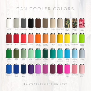 Puede incluir: Una tabla de 36 colores diferentes para enfriadores de latas. Los colores est&aacute;n dispuestos en filas y columnas, con cada color representado por una peque&ntilde;a imagen de un enfriador de latas. Los colores incluyen blanco, gris, carb&oacute;n, negro, marr&oacute;n, topo, camel, arenisca, camuflaje mixto, camuflaje de la vida real, camuflaje rosa, carmes&iacute;, rojo, mandarina, coral, naranja ne&oacute;n, naranja quemado, melocot&oacute;n, oro claro, amarillo brillante, pistacho, verde ne&oacute;n, verde kelly, oliva, salvia, menta, esmeralda, verde bosque, azul aguamarina, azul huevo de robin, azul ne&oacute;n, azul pl&aacute;cido, escarcha, azul cer&uacute;leo, azul real, azul marino, morado, orqu&iacute;dea, fucsia, burdeos, frambuesa, rosa ne&oacute;n, fresa y rosa polvoriento.