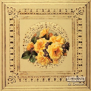 Puede incluir: Una impresión enmarcada de estilo vintage que presenta un ramo de rosas amarillas con hojas verdes. El marco es de color beige claro con un borde decorativo.