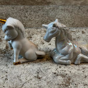Vintage Ceramic Unicorn Figurines Set – Iridescent & Bisque – 1980s Whimsical Decor