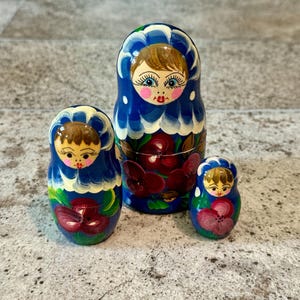 Vintage Russian Nesting Dolls – Hand-Painted Blue Floral Matryoshka Set of 3