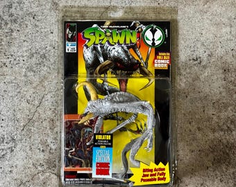 Pode incluir: Uma embalagem de plástico contendo uma figura de ação cinza do Violator da série de quadrinhos Spawn. A figura tem uma mandíbula de ação mordaz e um corpo totalmente articulado. O pacote inclui uma edição especial de quadrinhos.