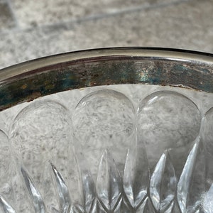 K&ouml;nnte beinhalten: Eine klare Glassch&uuml;ssel mit silbernem Rand. Die Sch&uuml;ssel hat ein Diamantenmuster und ist perfekt zum Servieren von Snacks oder Desserts.