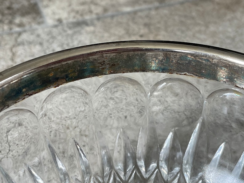 K&ouml;nnte beinhalten: Eine klare Glassch&uuml;ssel mit silbernem Rand. Die Sch&uuml;ssel hat ein Diamantenmuster und ist perfekt zum Servieren von Snacks oder Desserts.