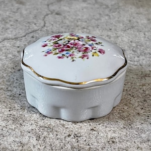 Vintage Porcelain Flower Trinket Box, Porcelain Jewel Box, Vintage Rose Porcelain Box, Old Jewelry Box, Vintage Ring Box, Ring Holder Dish