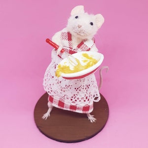 Baker Taxidermy Mouse gift, cooking, curio, curiosities, oddities, Great British Bake Off, Great British Baking Show 画像 2