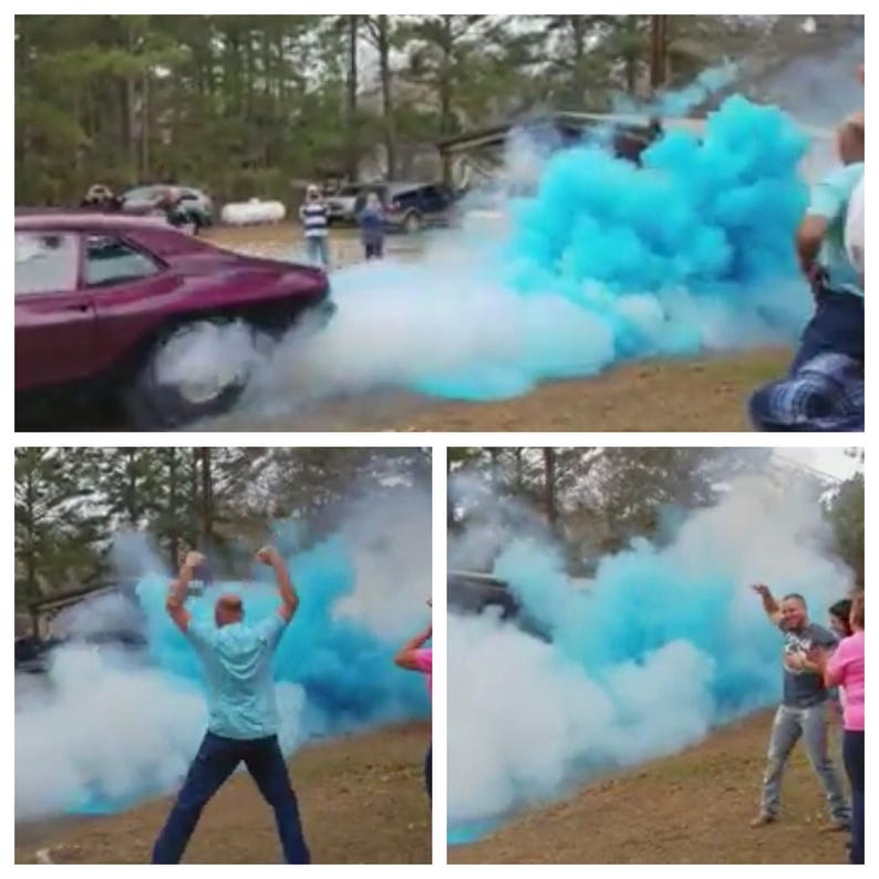 Op de afbeelding: Een auto met blauwe rook die uit de achterkant komt, onthult een geslachtsonthulling voor een babyjongen. De rook is helderblauw en komt uit de uitlaatpijp van de auto. Er staan mensen rond de auto, die naar de rook kijken.