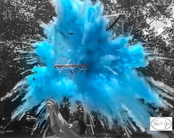以下が含まれることがあります： バスケットボールのフープから青い粉末が爆発し、鮮やかな色の雲を作り出しています。背景は白黒で、青い粉末が強調されています。
