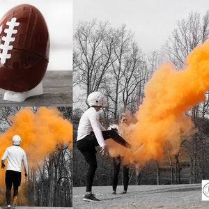 Puede incluir: Una pareja con camisas blancas y pantalones negros se para en un campo con humo naranja detrás de ellos. El hombre está pateando un balón de fútbol que está liberando el humo. El texto "Tore & Jon" está en un círculo en el suelo.