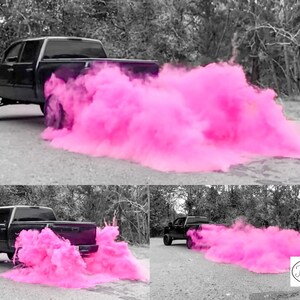 Op de afbeelding: Een zwarte pick-up truck rijdt over een grijze weg met roze rook die erachter sleept. De rook komt uit de achterkant van de truck en is felroze. De truck rijdt over een geasfalteerde weg en er zijn bomen op de achtergrond.