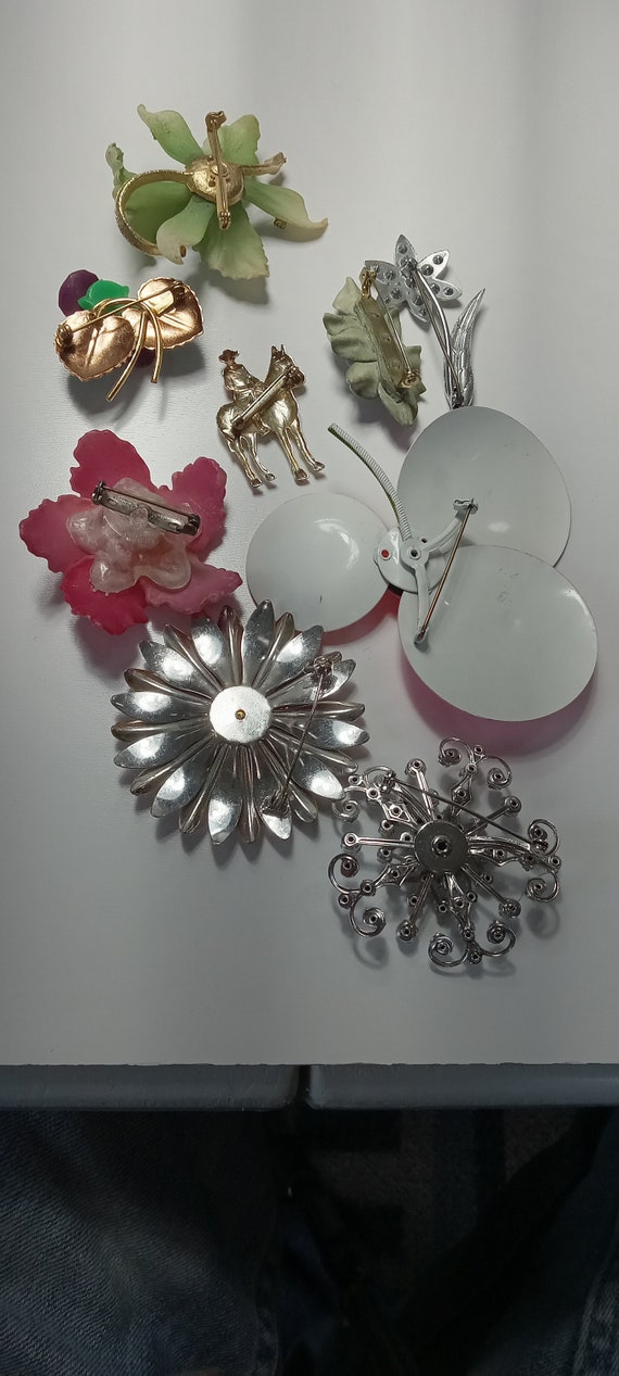 Lot of Vintage Flowers Broches