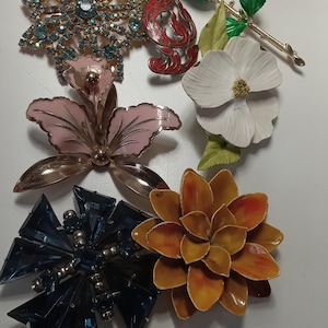 Lot of vintage brooches