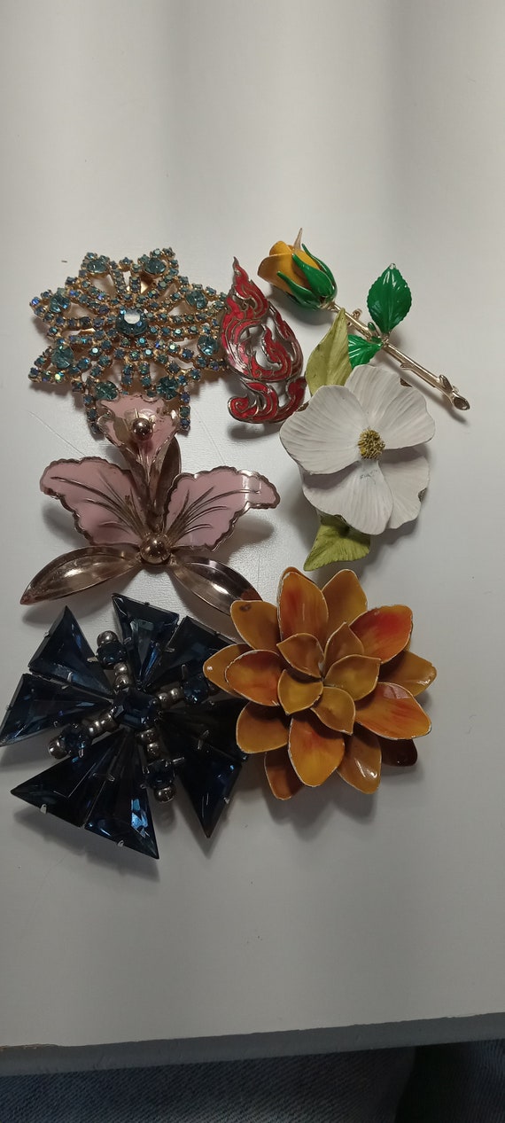 Lot of vintage brooches